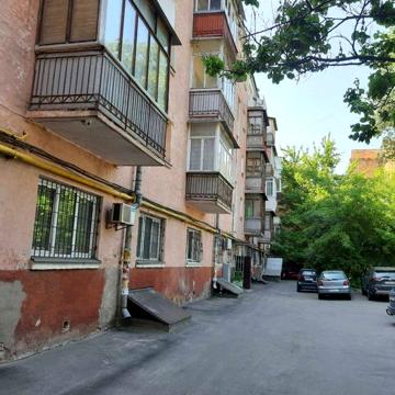Метро "Контрактова площа" вул. Хорива 33 продам 2 кімнатну кв.