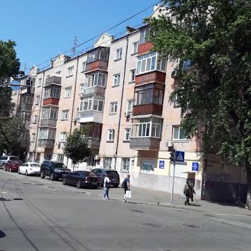 Метро "Контрактова площа" вул. Хорива 33 продам 2 кімнатну кв.