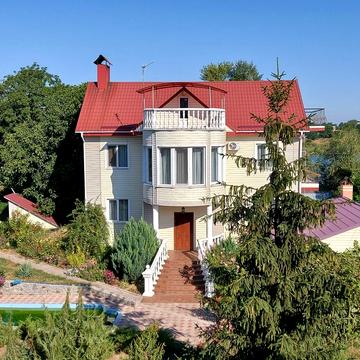 Дом возле воды в Нагорном