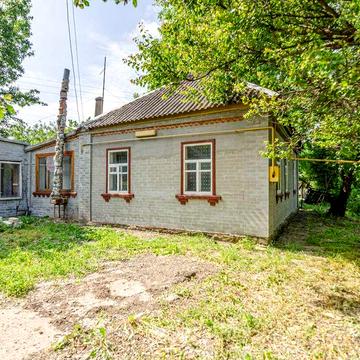 Житловий будинок в затишному пригороді, за кілька хвилин від міста!