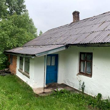 Земляний участок з будинком