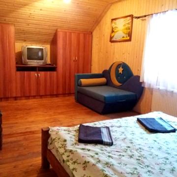 Коттедж у Василя рядом с подножием горы и речкой