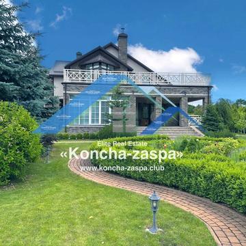 Дом с выходом на воду в коттеджном городке