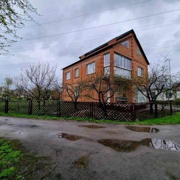 Двоповерховий цегляний будинок