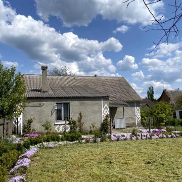 Продам будинок 1/2 в центрі містечка
