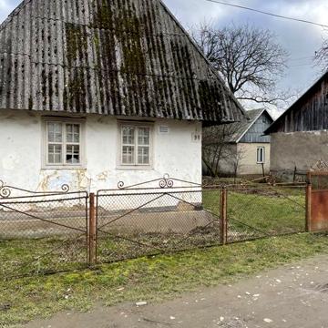 Продається  старий будинок з земельною ділянкою