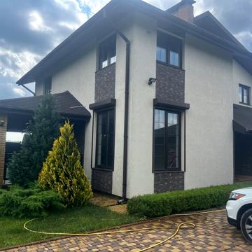 Коттедж з гарним краєвидом в Іванковичах