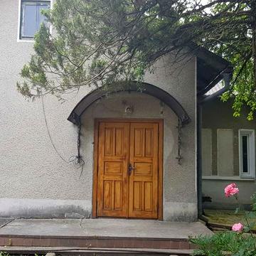 Будинок з гаражем та ділянкою