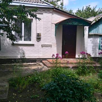 Зручний будинок у тихій місцевості.