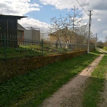 Житловий будинок в селі Просівці Підволочиського району, біля ставу.