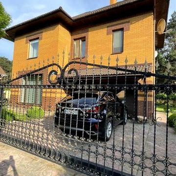 Будинок в сосновому лісі, біля озера.