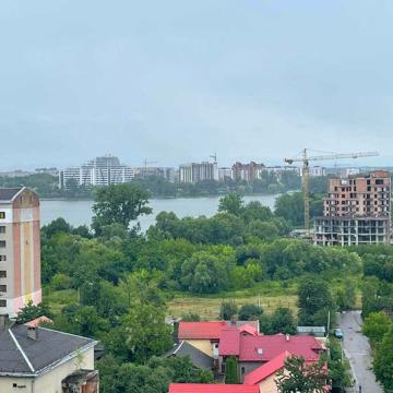 Продаж дворівневої квартири з виглядом на міське озеро