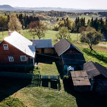 Продається будинок із земельною ділянкою