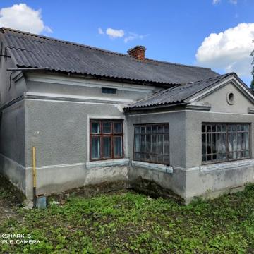 Будинок з садом і господарським приміщенням.