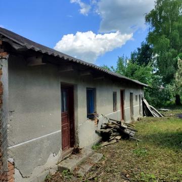 Будинок з садом і господарським приміщенням.