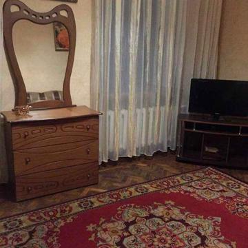 Продам 3-комнатную квартиру на ул. Чичибабина