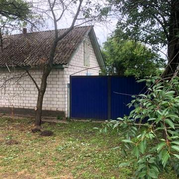 Будинок з землею в селі з господарськими будівлями