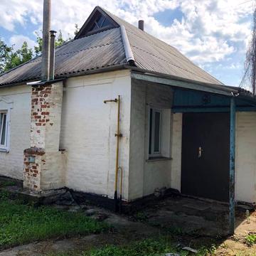 Будинок з землею в селі з господарськими будівлями