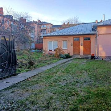 Продається багатоквартирний будинок з земельною ділянкою в центральні