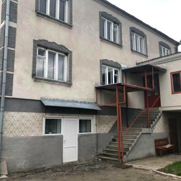 Приватний двоквартирний будинок з господарськими будівлями