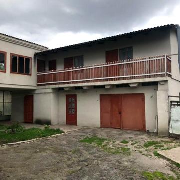 Приватний двоквартирний будинок з господарськими будівлями