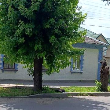 Продам будинок (1/2 частину) для будівництва магазину чи офісу.