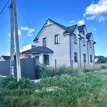 Продам будинок з гаражем на великій ділянці