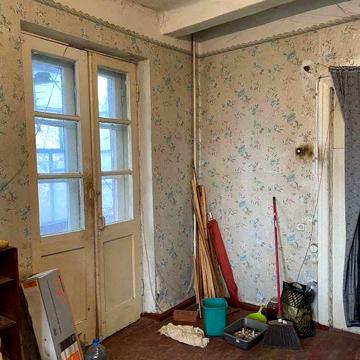 Продам гостинку под ремонт с балконом, м. Палац Спорта, м. Барабашова