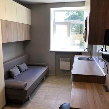 Продаю гостинку возле метро с евроремонтом и своим  санузлом на ХТЗ