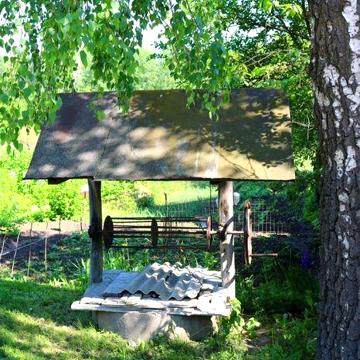 Старый дом с участком на берегу озера
