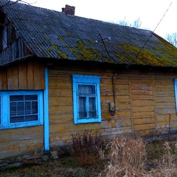 Продам земельну ділянку з будинком в центрі Зарічного