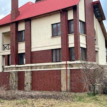 Продаж 3-х поверхового будинку в с. Гусачівка