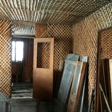 Дом недостроенный с участком в центре