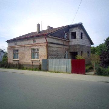 Будинок у центральній частині міста з земельною ділянкою