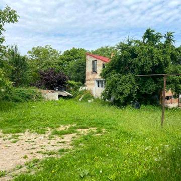 Будинок у центральній частині міста з земельною ділянкою