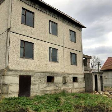 Земельна ділянка, та просторий двохповерховий будинок