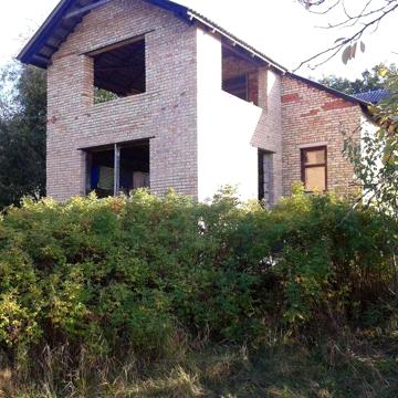 Продам пів будинка недобудований. 17 соток ділянка.5 кімнат.