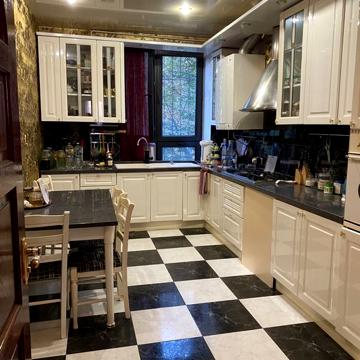 Продам сталинку в центре 8 комнат