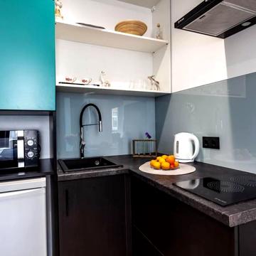 Аренда современных апартаментов в новостройке с балконом