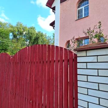 Затишний будинок на березі озера