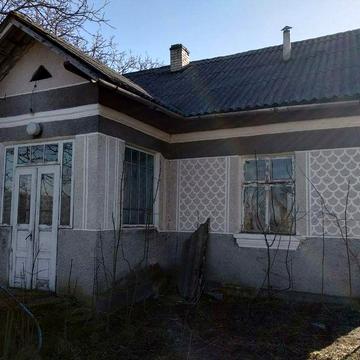 Продається житловий будинок в с.Крилос.в центрі села , поруч магазин ,