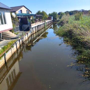 Продам в самом центре участок с домом. Есть выход к воде