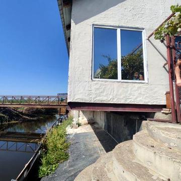 Продам в самом центре участок с домом. Есть выход к воде