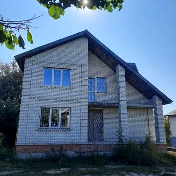 Двоповерховий будинок в мальовничому місці