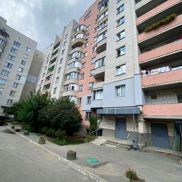 Продаж 3к квартири 80 кв. м на вул. Антонова Олега 27