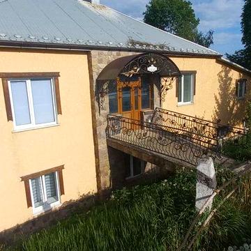 Двух поверховий будинок