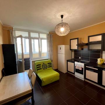 Однокомнатная квартира с видом на Озеро и Парк Победы