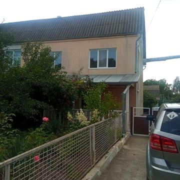 Продам двох поверховий цегляний будинок.