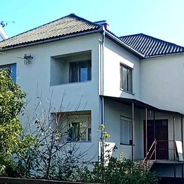 Продаємо будинок з чудовим садом  у місті Свалява