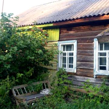 На березі річки *Вага*, деревяні будинки